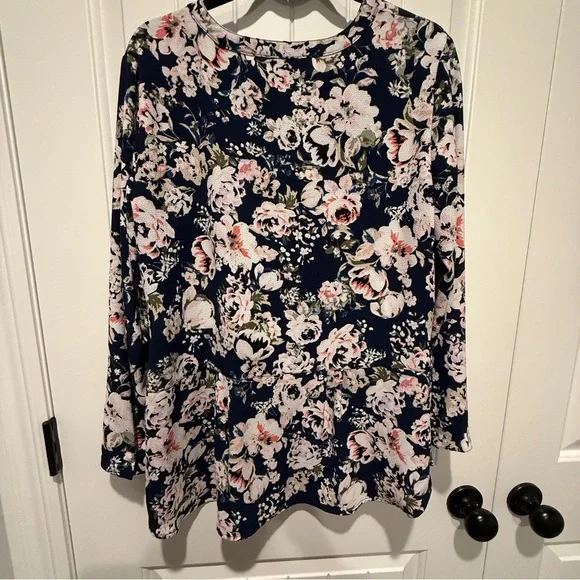 Roz & Ali Navy Floral Blouse - Picture 7 of 9